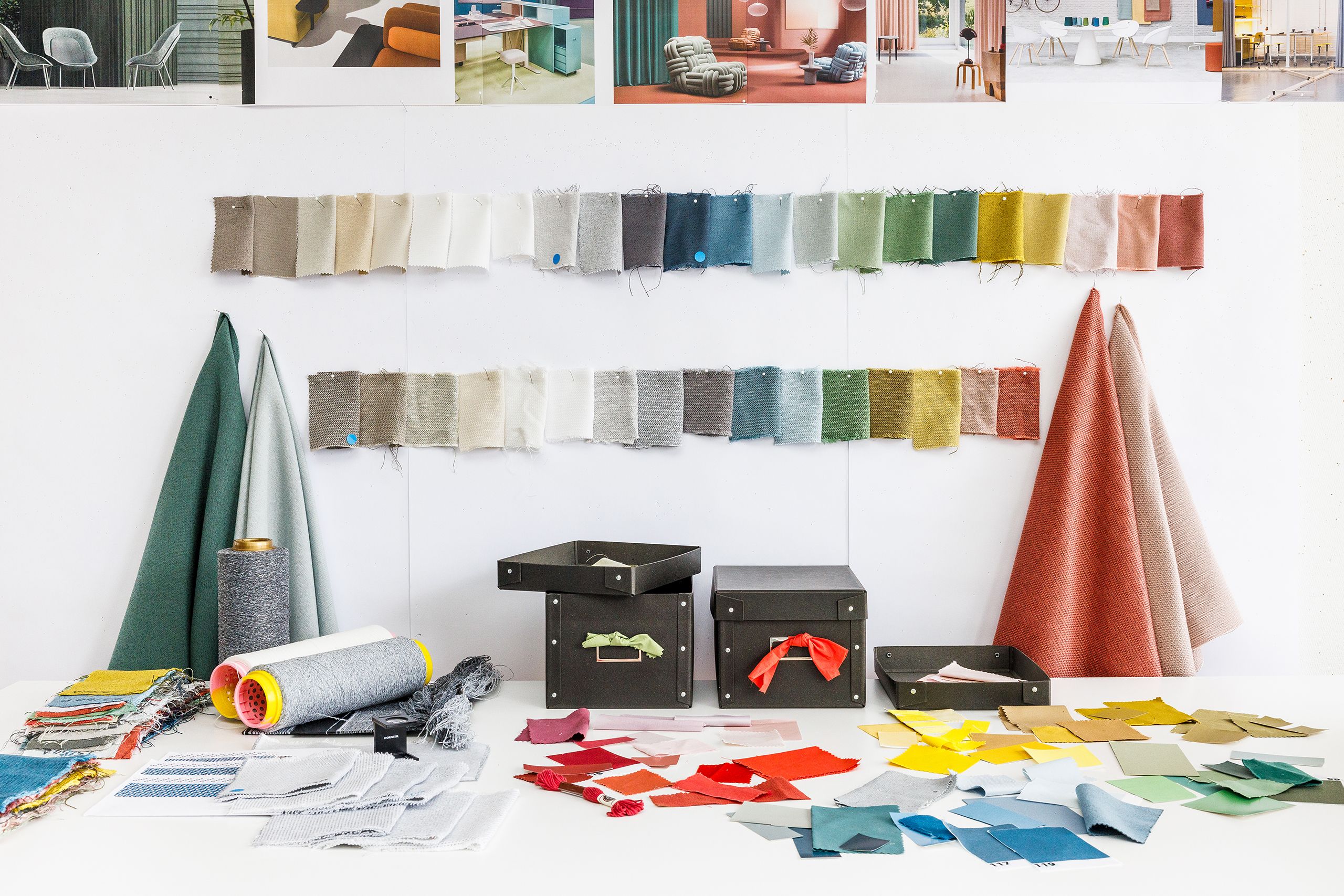 Ein Blick ins Designstudio zeigt den kreativen Prozess beim Entwickeln einer neuen textilen Lösung.